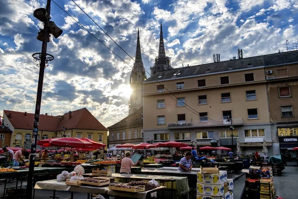 Zagreb şehir merkezinde Dolac pazar ve arka planda Katedral görünümü. Zagreb, Hırvatistan. Haziran 2017 — Stok fotoğraf