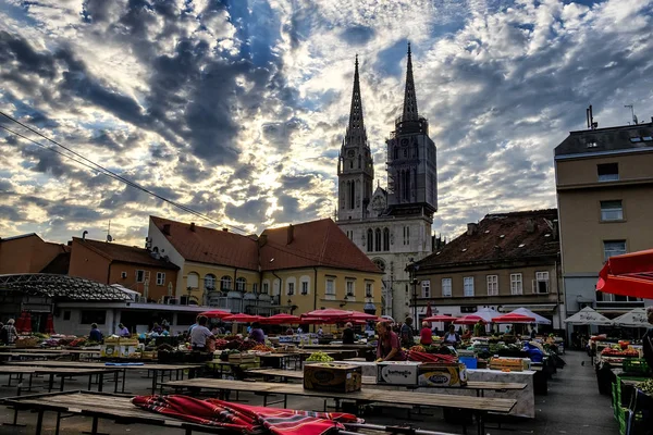 Zagreb şehir merkezinde Dolac pazar ve arka planda Katedral görünümü. Zagreb, Hırvatistan. Haziran 2017 — Stok fotoğraf