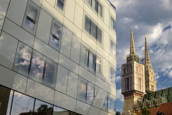 Vista desde el centro de la ciudad hasta las torres de la catedral católica en Zagreb, Croacia. Junio de 2017 — Foto de Stock