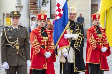 St. Mark Meydanı'ndaki St. Mark kilisesinin yakınında Hırvatistan Silahlı Kuvvetleri Onursal Muhafızı. Zagreb, Hırvatistan. 13-06-2017
