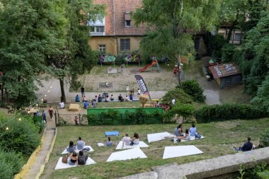 Hırvatistan'ın Zagreb şehir merkezindeki yeşil çimenlikte dinlenen insanlar. Haziran 2017