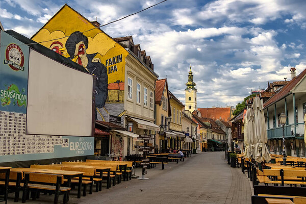 Вид на рестораны и здания на улице Ивана Тачица, Загреб, Кротия. Июнь 2017
