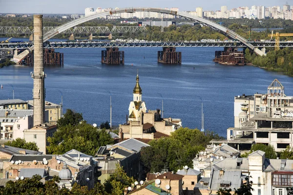 Vista do antigo distrito de Podil da cidade de Kiev e Dnipro River Dnieper com várias pontes. Ucrânia, setembro de 2019 — Fotografia de Stock