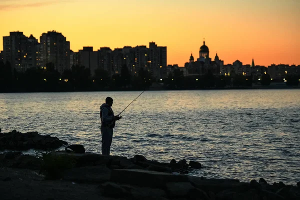 Pescador pesca no rio Dnipro Dnieper. Noite no distrito de Kyiv Obolon, Ucrânia. Setembro 2019 — Fotografia de Stock