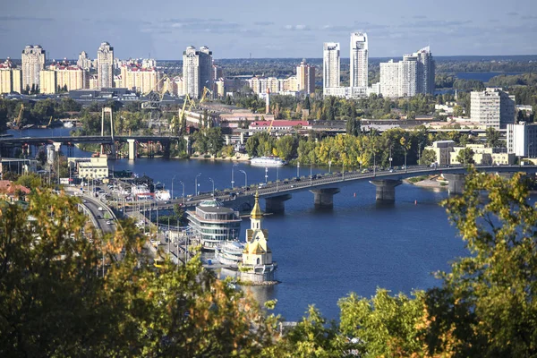 Vue sur l'ancien quartier de Podil de la ville de Kiev et le Dniepr de la rivière Dniepr avec divers ponts. Ukraine, septembre 2019 — Photo