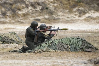  Ukraynalı askerler Stare, Ukrayna köyünde çekim aralığı İçişleri bakanlığıtaktik-özel tatbikatlar sırasında. 