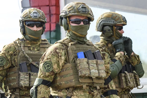 Ukraińscy żołnierzy podczas taktyczno-specjalnych ćwiczeń ministerstwa spraw wewnętrznych na strzelnicy w miejscowości Stare, Ukraina. — Zdjęcie stockowe