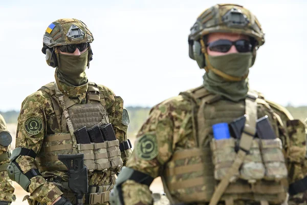 Militares ucranianos durante los ejercicios tácticos especiales del Ministerio del Interior en el campo de tiro en la aldea de Stare, Ucrania . —  Fotos de Stock