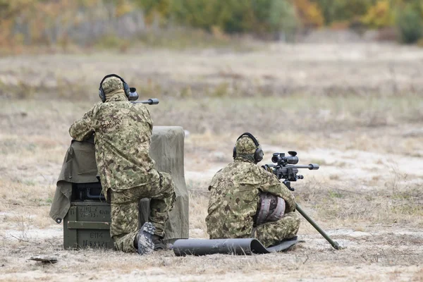 Militares ucranianos durante los ejercicios tácticos especiales del Ministerio del Interior en el campo de tiro en la aldea de Stare, Ucrania . — Foto de Stock