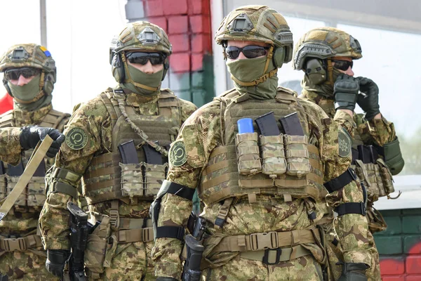 Ukrainische Soldaten während der taktisch-speziellen Übungen des Innenministeriums auf dem Schießstand im Dorf starren, Ukraine. — Stockfoto