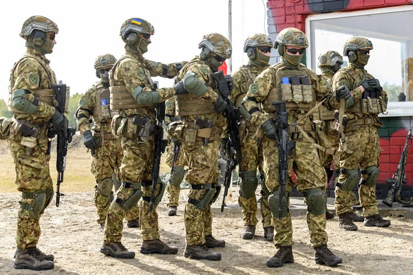 Militares ucranianos durante los ejercicios tácticos especiales del Ministerio del Interior en el campo de tiro en la aldea de Stare, Ucrania . — Foto de Stock