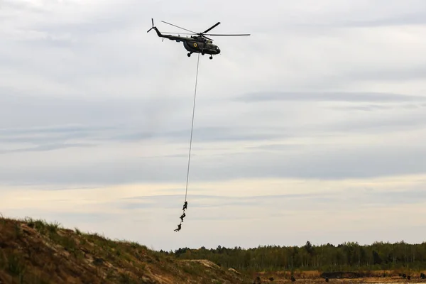 Вертолет Национальной гвардии Украины с военнослужащими во время тактико-специальных учений МВД на полигоне в селе Старе, Украина, сентябрь 2019 года — стоковое фото