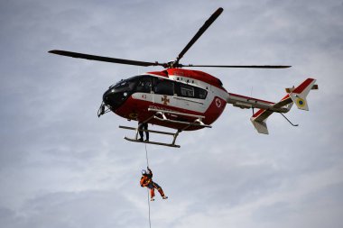 Ukraynalı kurtarma servisi helikopteri yangın bir kurtarma operasyonu sırasında. Kiev, Ukrayna yakınlarındaki kurtarma hizmetlerinin eğitimi. Eylül 2019
