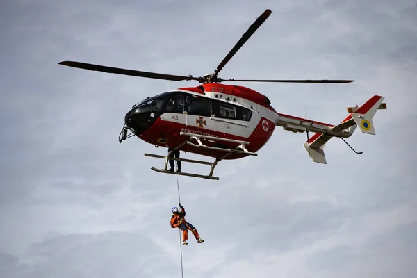 Украинский спасательный вертолет во время спасательной операции на пожаре. Подготовка спасателей под Киевом, Украина. Сентябрь 2019 — стоковое фото
