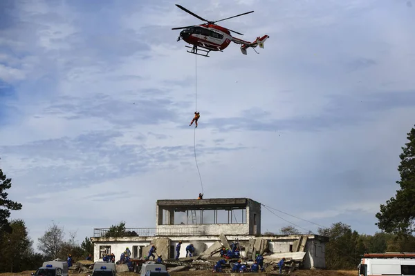 Helicóptero de serviço de resgate ucraniano durante uma operação de resgate em chamas. Treinamento de serviços de resgate perto de Kiev, Ucrânia. Setembro 2019 — Fotografia de Stock