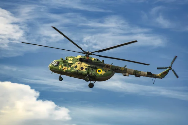 戦術特別訓練中に軍人とウクライナ国家警備隊のヘリコプターMi-8 . — ストック写真
