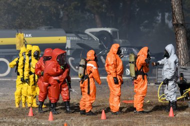 Ukrayna 'nın Kyiv kenti yakınlarındaki kurtarma ekiplerinin eğitimi sırasında Ukraynalı itfaiyeciler. Eylül 2019