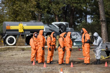 Ukrayna 'nın Kyiv kenti yakınlarındaki kurtarma ekiplerinin eğitimi sırasında Ukraynalı itfaiyeciler. Eylül 2019