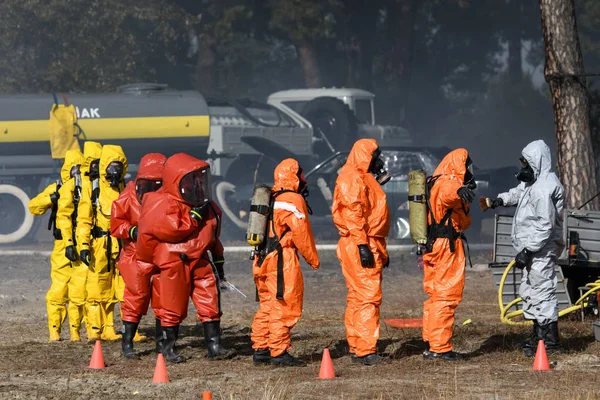 Ukrayna 'nın Kyiv kenti yakınlarındaki kurtarma ekiplerinin eğitimi sırasında Ukraynalı itfaiyeciler. Eylül 2019