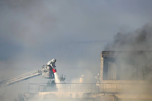 Bombeiros ucranianos durante o treinamento de serviços de resgate perto de Kiev, Ucrânia. Setembro 2019 — Fotografia de Stock