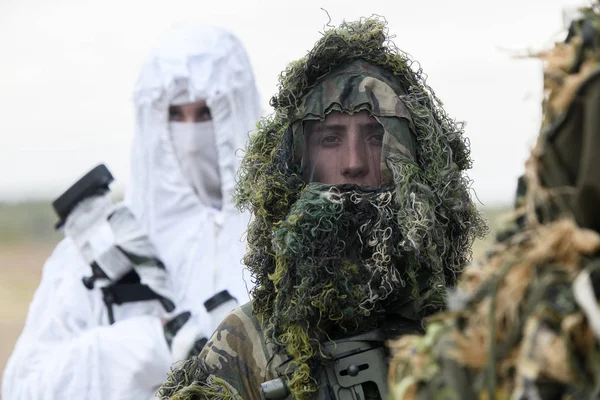 Francotiradores militares ucranianos en camuflaje durante los ejercicios tácticos especiales cerca de Kiev, Ucrania . — Foto de Stock