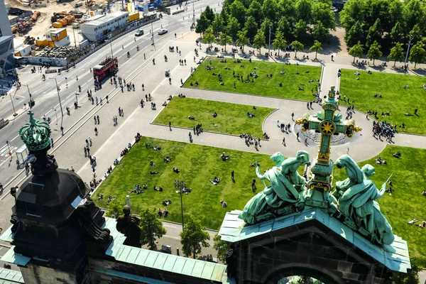 Mensen rusten in de buurt van Berlin Cathedral Berliner Dome in Berlijn, Duitsland. — Stockfoto