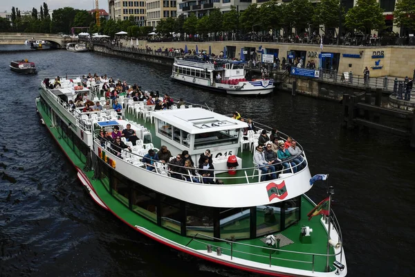 Nave da crociera turistica lungo il fiume Sprea a Berlino, Germania. maggio 2014 — Foto Stock