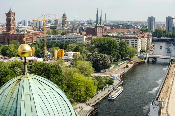 Vista ad alto angolo di Berlino dal tetto della Cattedrale di Berliner Dom. Berlino, Germania . — Foto Stock