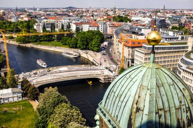 Berlin 'in yüksek açılı manzarası Berliner Dom Katedrali' nin çatısından. Berlin, Almanya.
