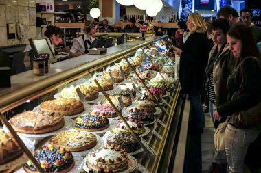 Büyük alışveriş merkezi Kadewe Kaufhaus des Westens, Berlin, Almanya 'da tatlılar sergileniyor..