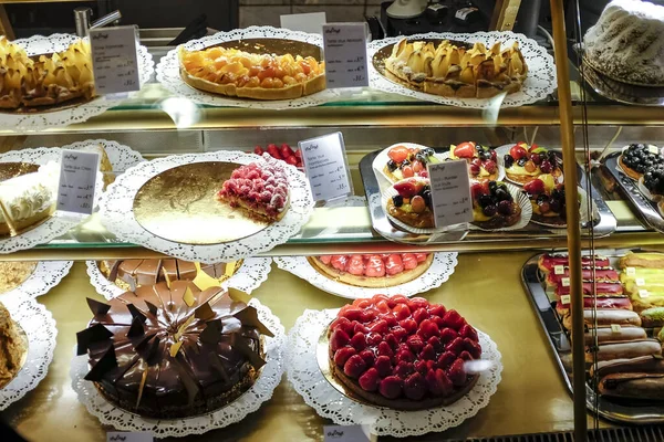Ekspozycja z deserami w dużym centrum handlowym Kadewe Kaufhaus des Westens, Berlin, Niemcy. — Zdjęcie stockowe