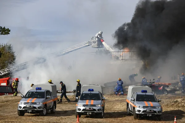Bombeiros ucranianos durante o treinamento de serviços de resgate perto de Kiev, Ucrânia. Setembro 2019 — Fotografia de Stock