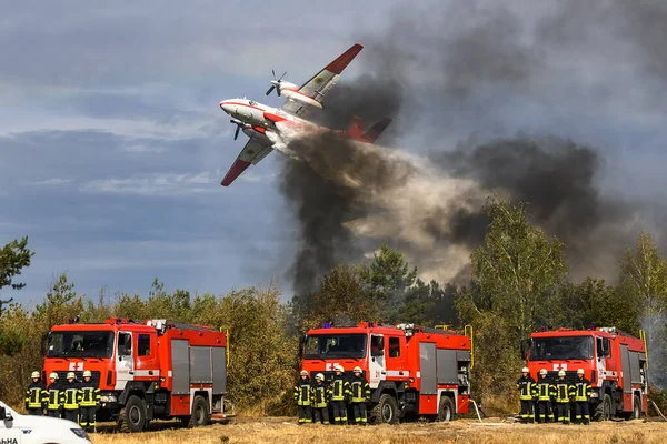 Ukrainian Antonov-32 firefighting aircraft in action during Training of rescue services near Kyiv, Ukraine. — Stock Photo, Image