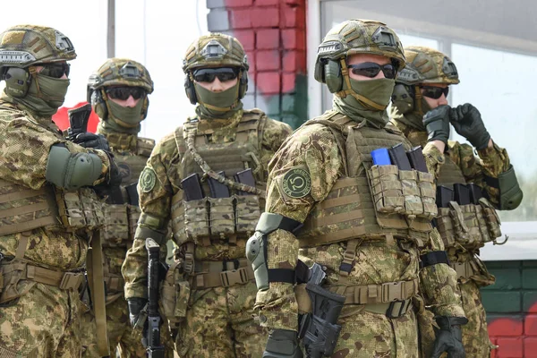 Militares ucranianos durante los ejercicios táctico-especiales . — Foto de Stock