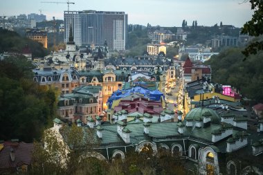 Akşam manzaralı Vozdvyzhenska sokağı, Ukrayna 'nın tarihi Podil ilçesinin yeni ilçesi, Eylül 2019