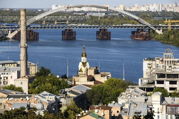 Vista do antigo distrito de Podil da cidade de Kiev e Dnipro River Dnieper com pontes. Ucrânia, setembro de 2019 — Fotografia de Stock