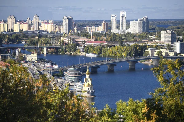 Vista do antigo distrito de Podil da cidade de Kiev e Dnipro River Dnieper com pontes. Ucrânia, setembro de 2019 — Fotografia de Stock