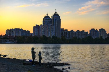  Dnipro Dinyeper nehri yakınlarında insanlar. Kiev Obolon ilçesinde Akşam, Ukrayna. Eylül 2019