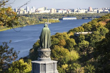 Kutsal Volodymyr anıtının görünümü ve Kiev Dinyeper nehri, Ukrayna. Eylül 2019