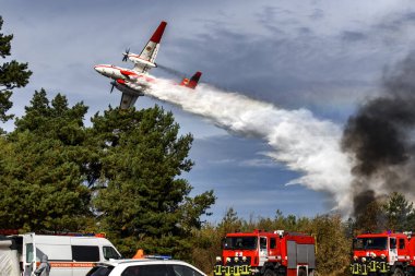 Ukraynalı Antonov-32 itfaiye uçağı Ukrayna 'nın Kyiv kenti yakınlarındaki kurtarma ekiplerinin eğitimi sırasında faaliyete geçti. 