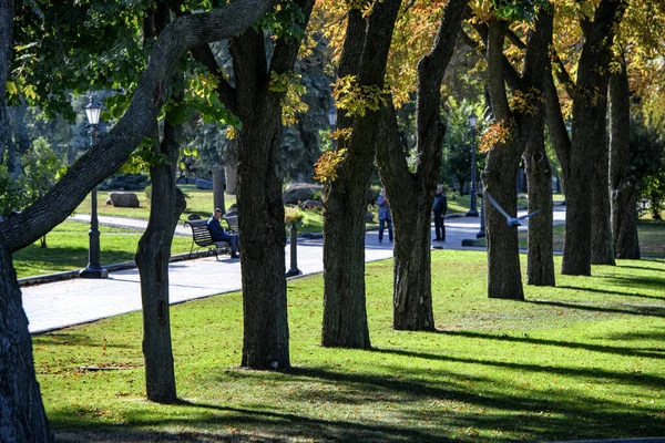 People rest in the park of Volodymyr Hill in Kyiv, Ukraine, — Stock Photo, Image