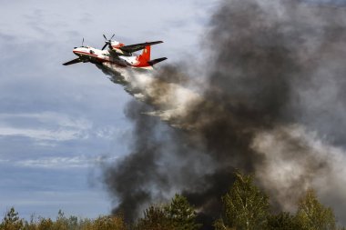 Ukraynalı Antonov-32 itfaiye uçağı Ukrayna 'nın Kyiv kenti yakınlarındaki kurtarma ekiplerinin eğitimi sırasında faaliyete geçti. 