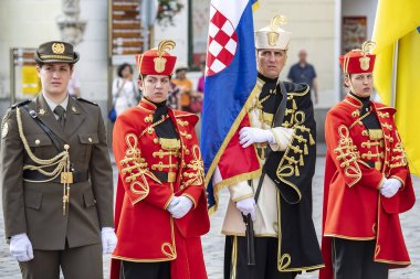 St. Mark Meydanı'ndaki St. Mark kilisesinin yakınında Hırvatistan Silahlı Kuvvetleri Onursal Muhafızı. Zagreb, Hırvatistan. 13-06-2017