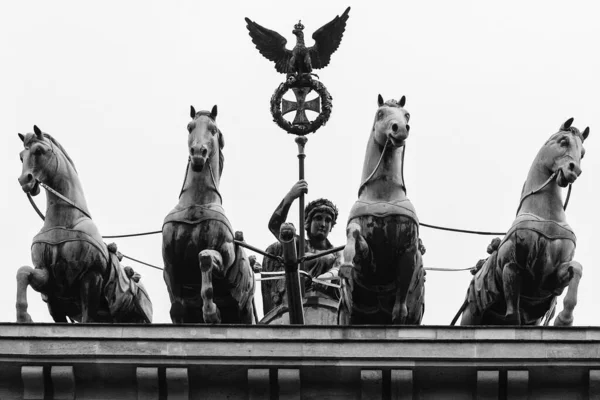 Bronze Quadriga chariot on top of the Brandenburg Gate Tor in Berlin, Germany. — Stock Photo, Image