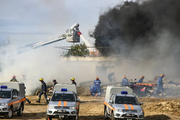 Bombeiros ucranianos durante o treinamento de serviços de resgate perto de Kiev, Ucrânia. Setembro 2019 — Fotografia de Stock