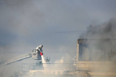 Ukrayna 'nın Kyiv kenti yakınlarındaki kurtarma ekiplerinin eğitimi sırasında Ukraynalı itfaiyeciler. Eylül 2019