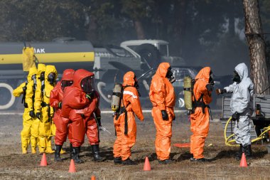 Ukrayna 'nın Kyiv kenti yakınlarındaki kurtarma ekiplerinin eğitimi sırasında Ukraynalı itfaiyeciler. Eylül 2019