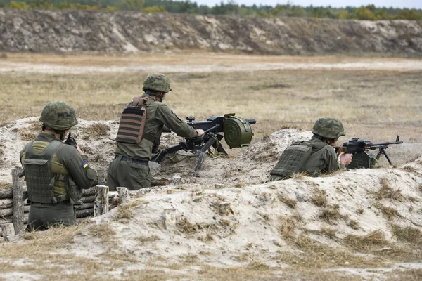 Oekraïense militairen tijdens de tactische oefeningen. — Stockfoto