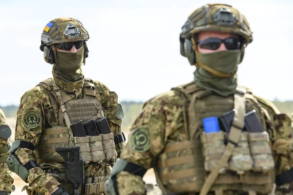Militares ucranianos durante los ejercicios táctico-especiales . — Foto de Stock