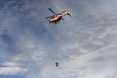 Bir kurtarma operasyonu sırasında Ukraynalı kurtarıcı servis helikopteri .